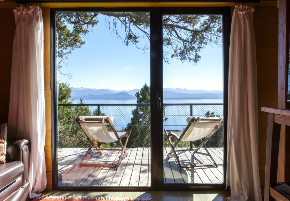 Vistas al lago desde una casa en alquiler en Airbnb en Argentina. 