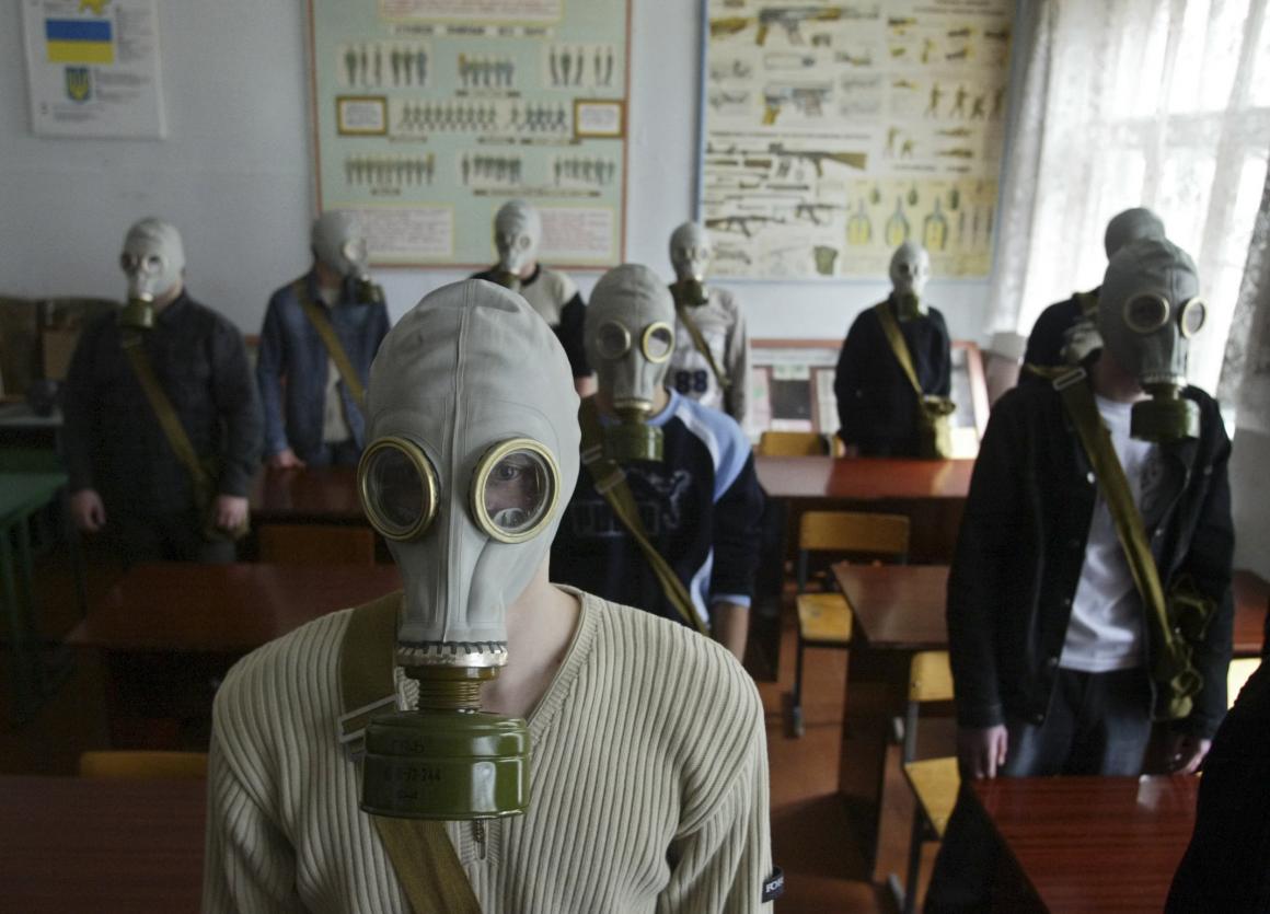 Escolares con máscaras de gas durante un entrenamiento de seguridad nuclear en una zona cercana a la planta nuclear de Chernóbil.