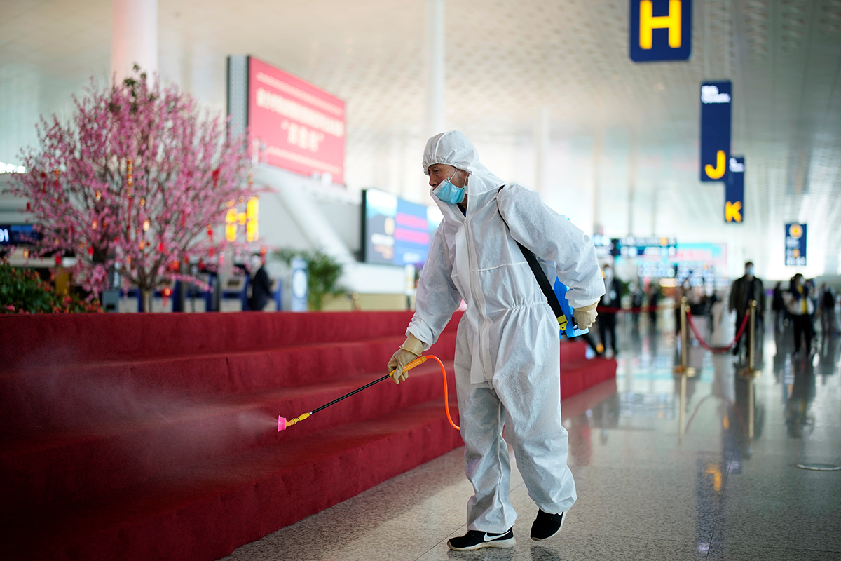 Desinfección del aeropuerto en Wuhan