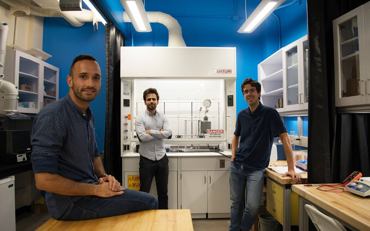 De izquierda a derecha, Francisco Martin-Martinez, Antoni Forner-Cuenca, y Diego López Barreiro en un laboratorio de MIT donde hacían los experimentos con biomasa